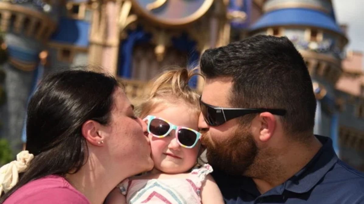 Rachel is visiting Disney with her Daughter & wife and kissing dughter